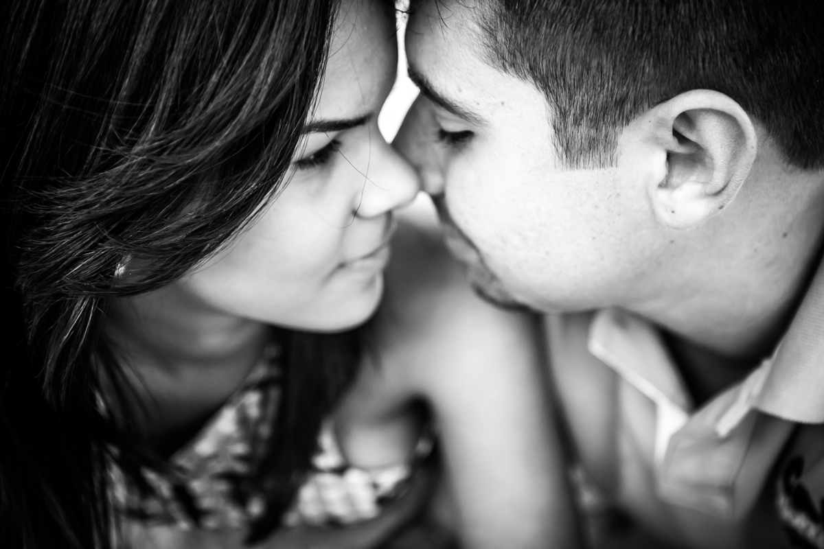 Sessão de fotos de casal, fotos pre wedding, Fotógrafo no Porto, em Portugal. Fotógrafo de casamentos no Porto, Portugal. Fotos espontaneas, fotos naturais, fotos românticas, fotografia criativa. Casal apaixonado. Fernanda Ferraro Fotografia. 