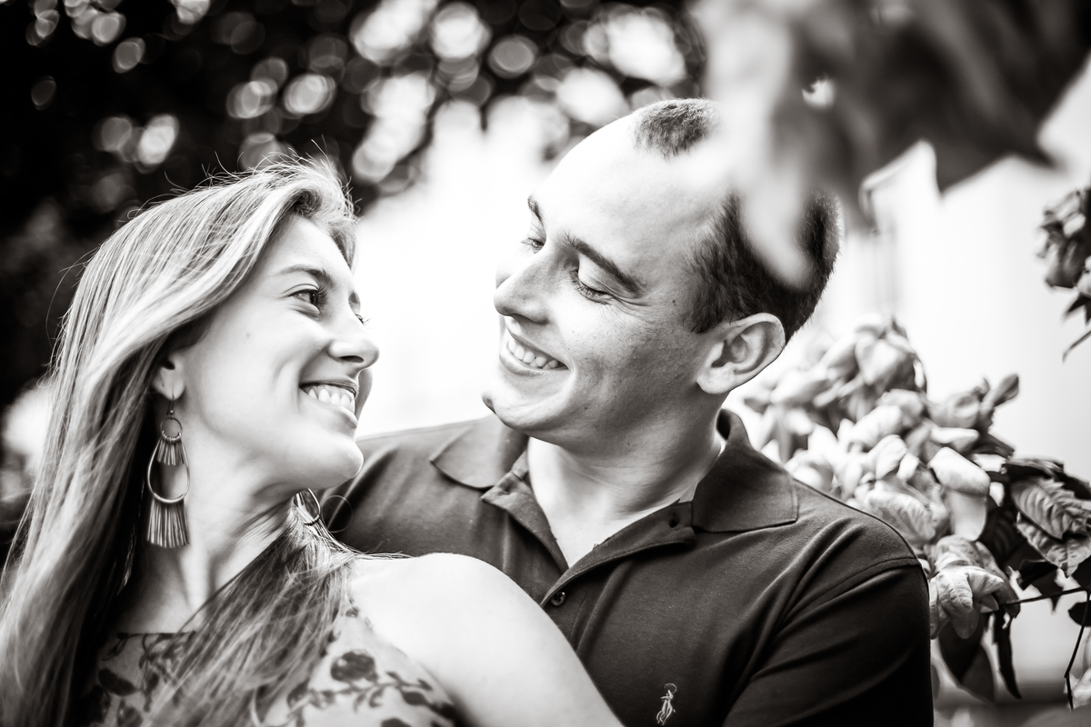 Sessão de fotos de casal, fotos pre wedding, Fotógrafo no Porto, em Portugal. Fotógrafo de casamentos no Porto, Portugal. Fotos espontaneas, fotos naturais, fotos românticas, fotografia criativa. Casal apaixonado. Fernanda Ferraro Fotografia. 