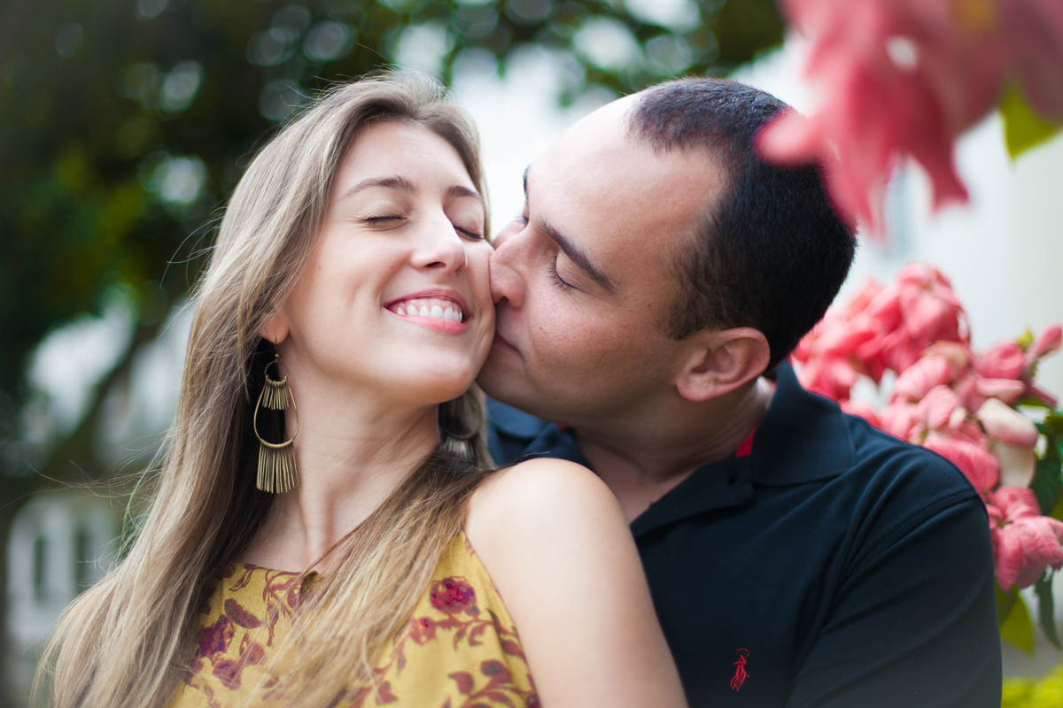 Sessão de fotos de casal, fotos pre wedding, Fotógrafo no Porto, em Portugal. Fotógrafo de casamentos no Porto, Portugal. Fotos espontaneas, fotos naturais, fotos românticas, fotografia criativa. Casal apaixonado. Fernanda Ferraro Fotografia. 