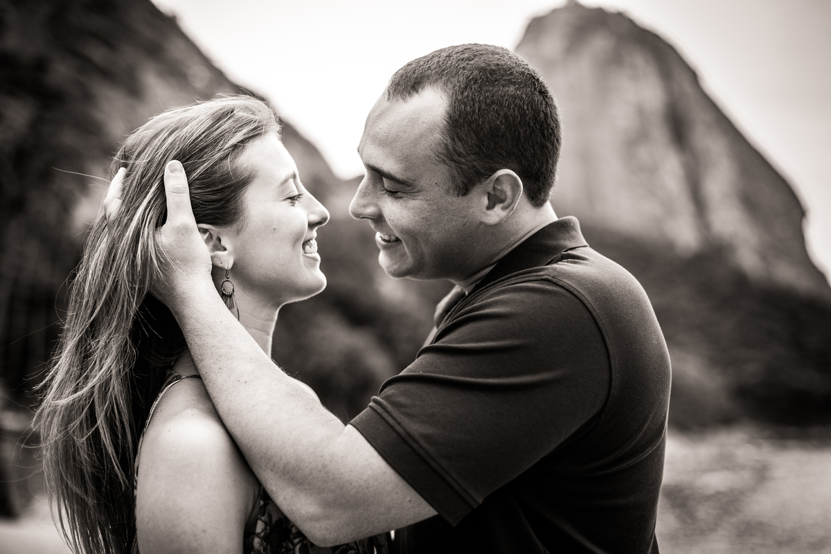 Sessão de fotos de casal, fotos pre wedding, Fotógrafo no Porto, em Portugal. Fotógrafo de casamentos no Porto, Portugal. Fotos espontaneas, fotos naturais, fotos românticas, fotografia criativa. Casal apaixonado. Fernanda Ferraro Fotografia. 