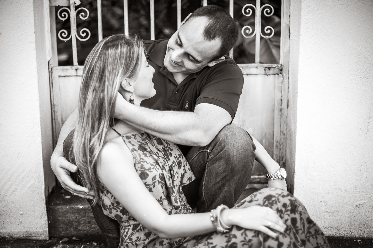 Sessão de fotos de casal, fotos pre wedding, Fotógrafo no Porto, em Portugal. Fotógrafo de casamentos no Porto, Portugal. Fotos espontaneas, fotos naturais, fotos românticas, fotografia criativa. Casal apaixonado. Fernanda Ferraro Fotografia. 