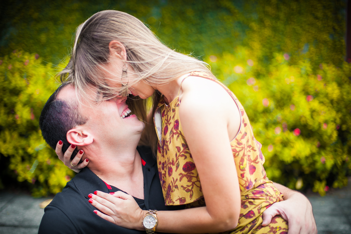 Sessão de fotos de casal, fotos pre wedding, Fotógrafo no Porto, em Portugal. Fotógrafo de casamentos no Porto, Portugal. Fotos espontaneas, fotos naturais, fotos românticas, fotografia criativa. Casal apaixonado. Fernanda Ferraro Fotografia. 