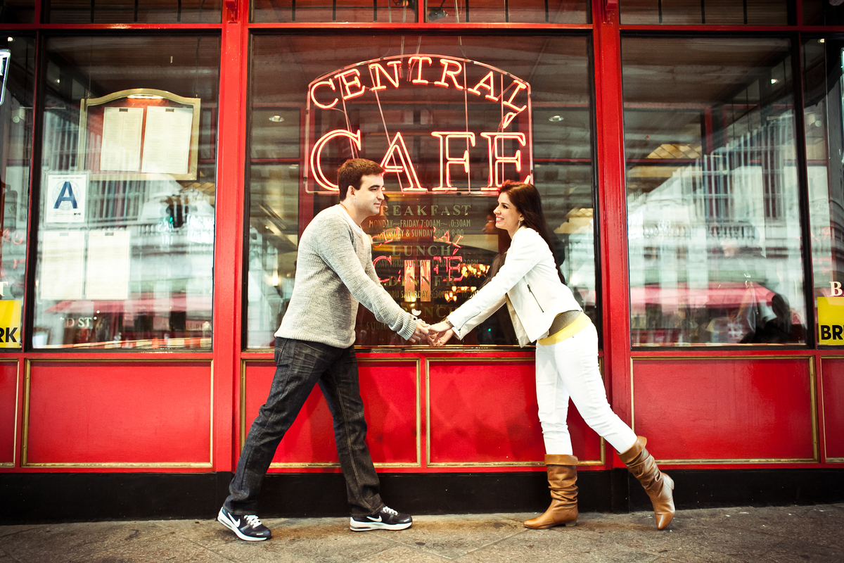 Sessão de fotos de casal, fotos pre wedding, Fotógrafo no Porto, em Portugal. Fotógrafo de casamentos no Porto, Portugal. Fotos espontaneas, fotos naturais, fotos românticas, fotografia criativa. Casal apaixonado. Fernanda Ferraro Fotografia. 