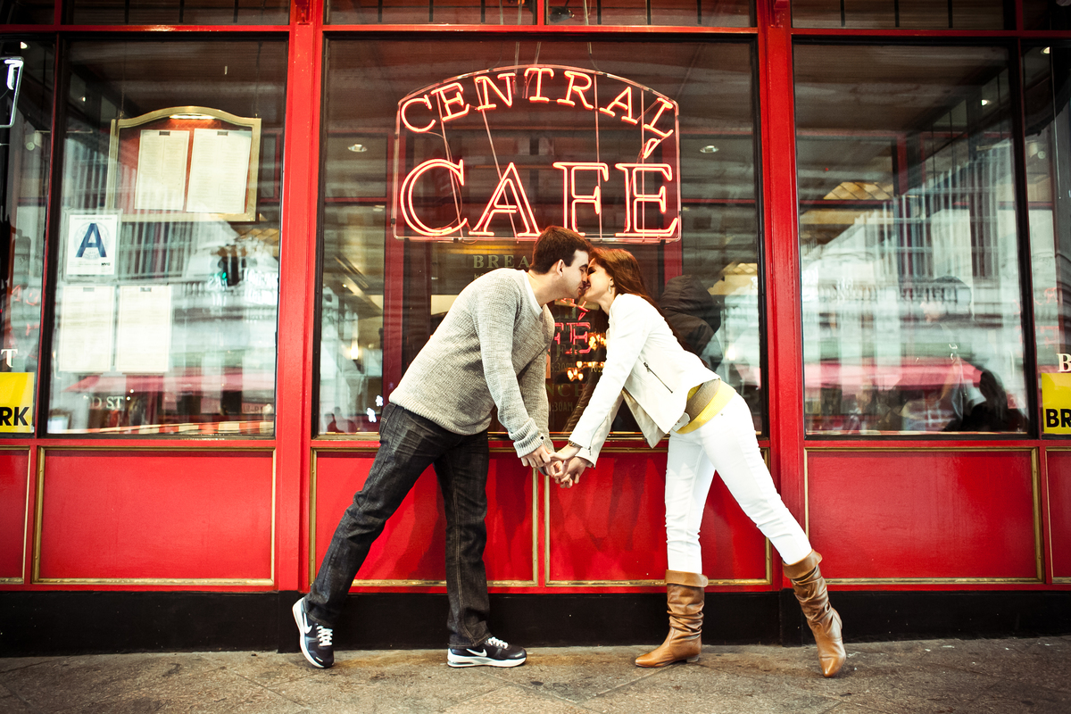 Sessão de fotos de casal, fotos pre wedding, Fotógrafo no Porto, em Portugal. Fotógrafo de casamentos no Porto, Portugal. Fotos espontaneas, fotos naturais, fotos românticas, fotografia criativa. Casal apaixonado. Fernanda Ferraro Fotografia. 