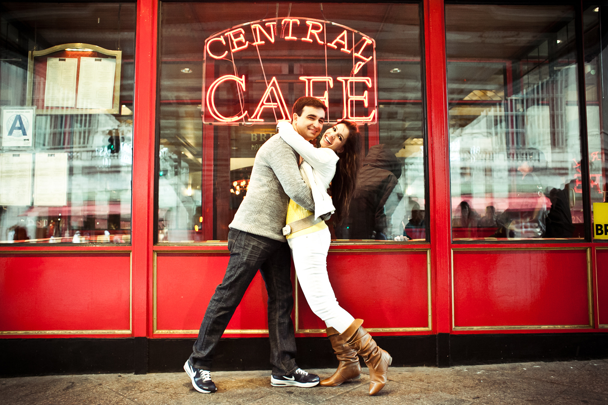 Sessão de fotos de casal, fotos pre wedding, Fotógrafo no Porto, em Portugal. Fotógrafo de casamentos no Porto, Portugal. Fotos espontaneas, fotos naturais, fotos românticas, fotografia criativa. Casal apaixonado. Fernanda Ferraro Fotografia. 