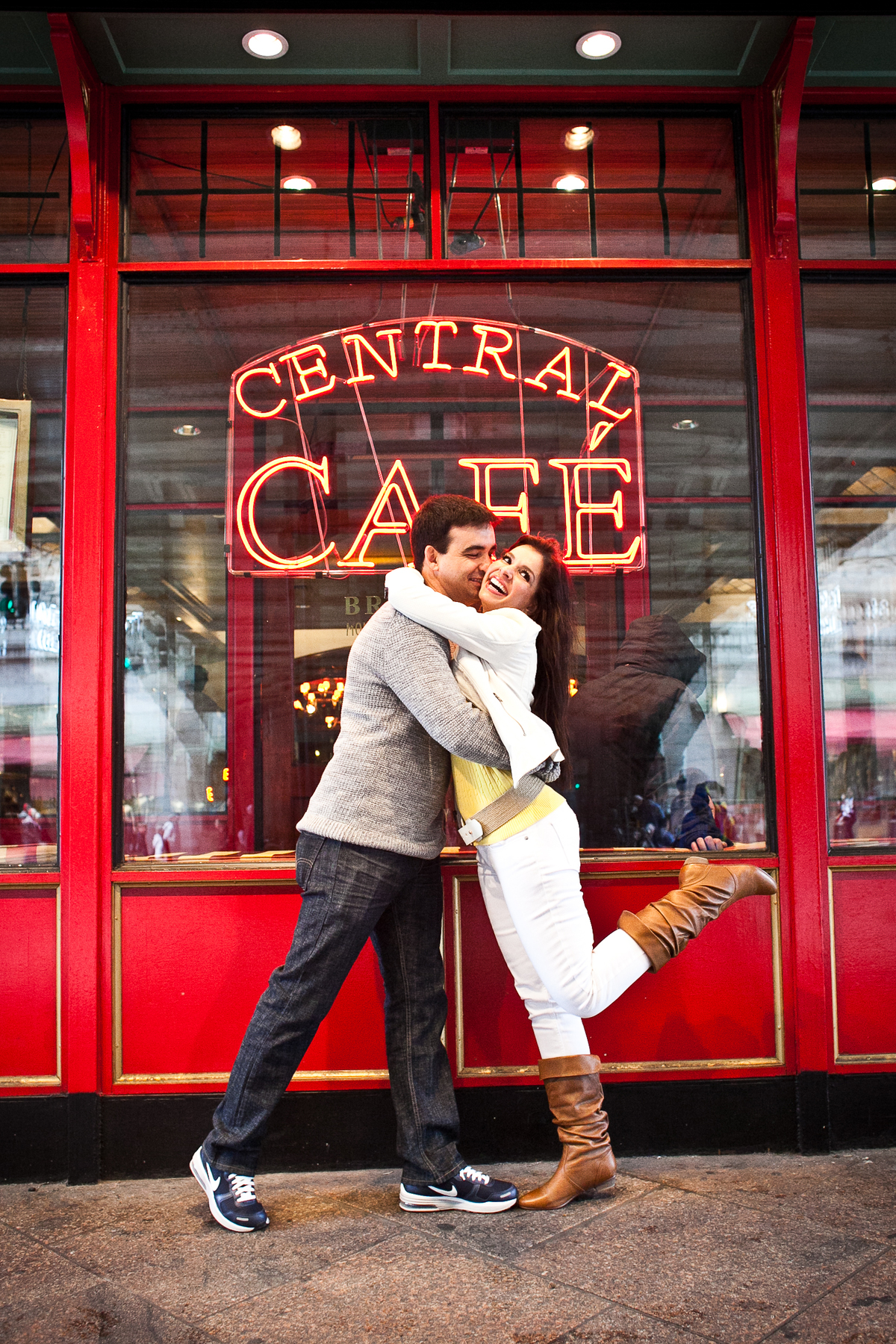 Sessão de fotos de casal, fotos pre wedding, Fotógrafo no Porto, em Portugal. Fotógrafo de casamentos no Porto, Portugal. Fotos espontaneas, fotos naturais, fotos românticas, fotografia criativa. Casal apaixonado. Fernanda Ferraro Fotografia. 