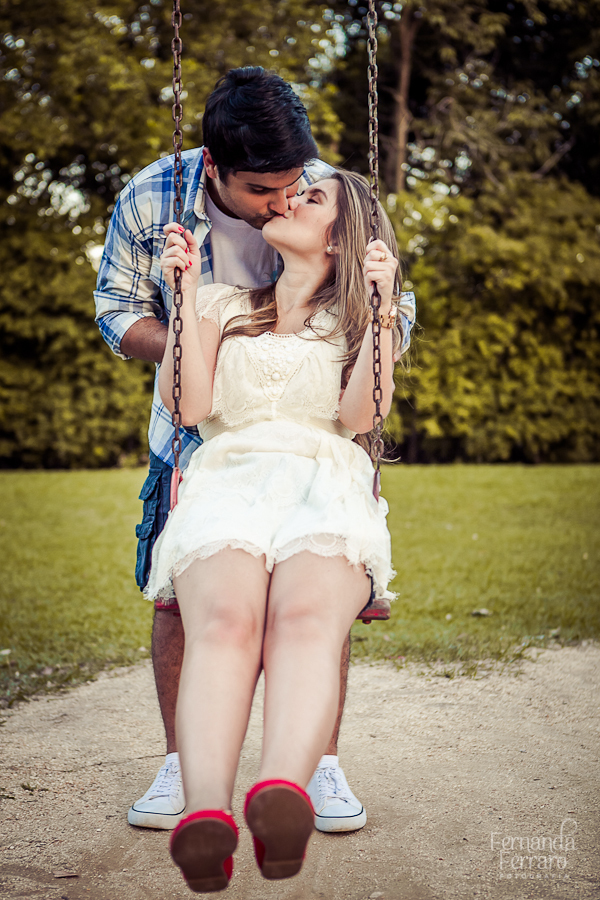 Sessão de fotos de casal, fotos pre wedding, Fotógrafo no Porto, em Portugal. Fotógrafo de casamentos no Porto, Portugal. Fotos espontaneas, fotos naturais, fotos românticas, fotografia criativa. Casal apaixonado. Fernanda Ferraro Fotografia. 