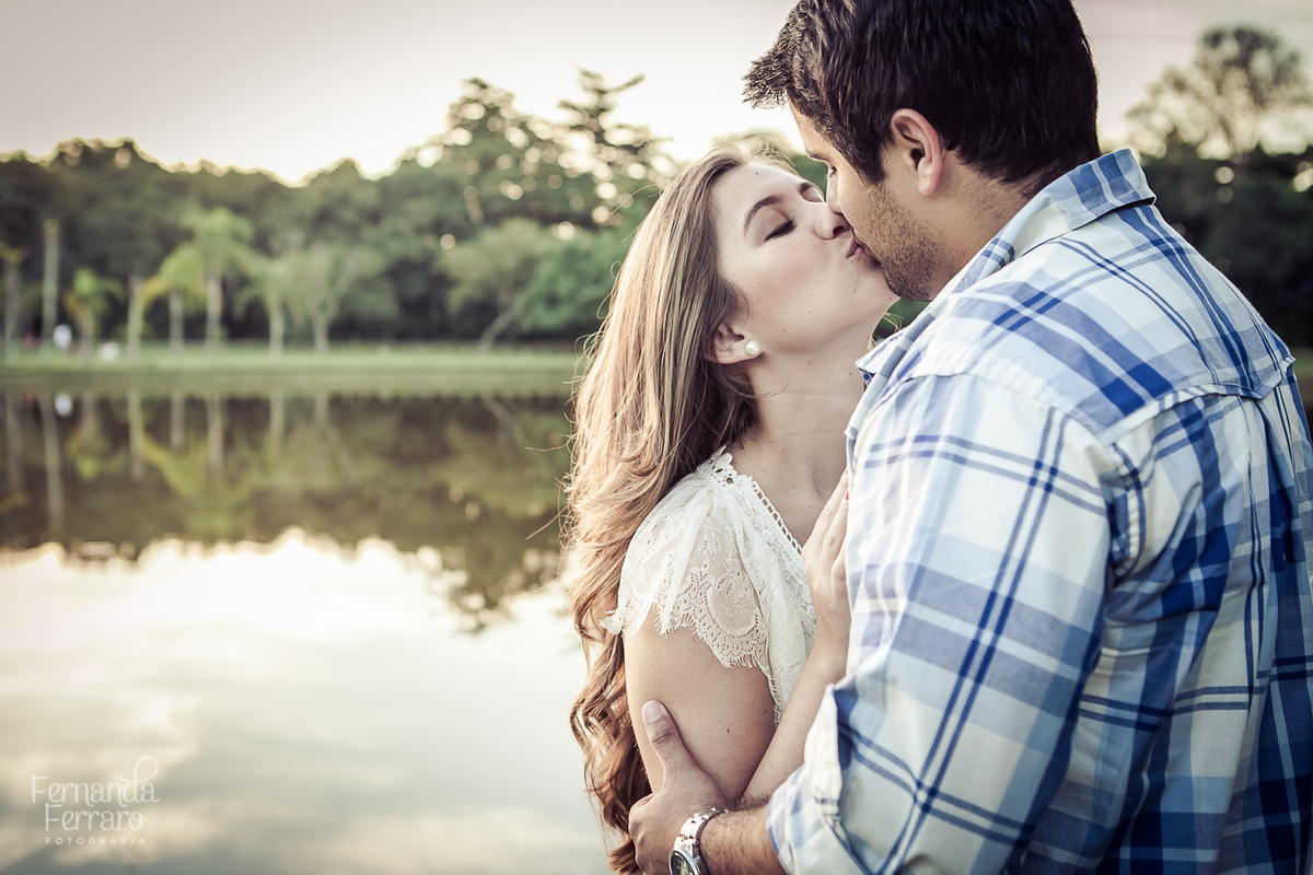 Sessão de fotos de casal, fotos pre wedding, Fotógrafo no Porto, em Portugal. Fotógrafo de casamentos no Porto, Portugal. Fotos espontaneas, fotos naturais, fotos românticas, fotografia criativa. Casal apaixonado. Fernanda Ferraro Fotografia. 