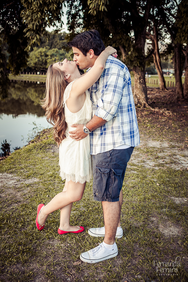 Sessão de fotos de casal, fotos pre wedding, Fotógrafo no Porto, em Portugal. Fotógrafo de casamentos no Porto, Portugal. Fotos espontaneas, fotos naturais, fotos românticas, fotografia criativa. Casal apaixonado. Fernanda Ferraro Fotografia. 