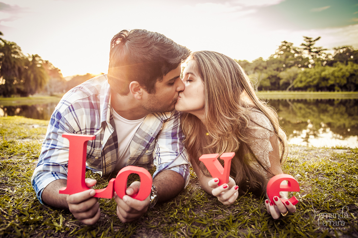 Sessão de fotos de casal, fotos pre wedding, Fotógrafo no Porto, em Portugal. Fotógrafo de casamentos no Porto, Portugal. Fotos espontaneas, fotos naturais, fotos românticas, fotografia criativa. Casal apaixonado. Fernanda Ferraro Fotografia. 