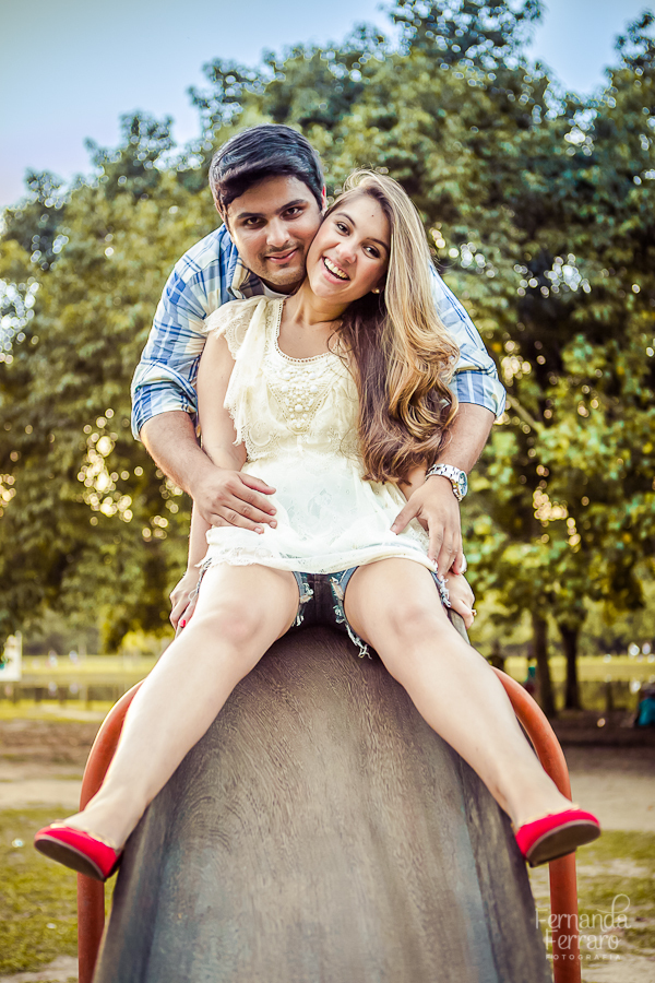 Sessão de fotos de casal, fotos pre wedding, Fotógrafo no Porto, em Portugal. Fotógrafo de casamentos no Porto, Portugal. Fotos espontaneas, fotos naturais, fotos românticas, fotografia criativa. Casal apaixonado. Fernanda Ferraro Fotografia. 