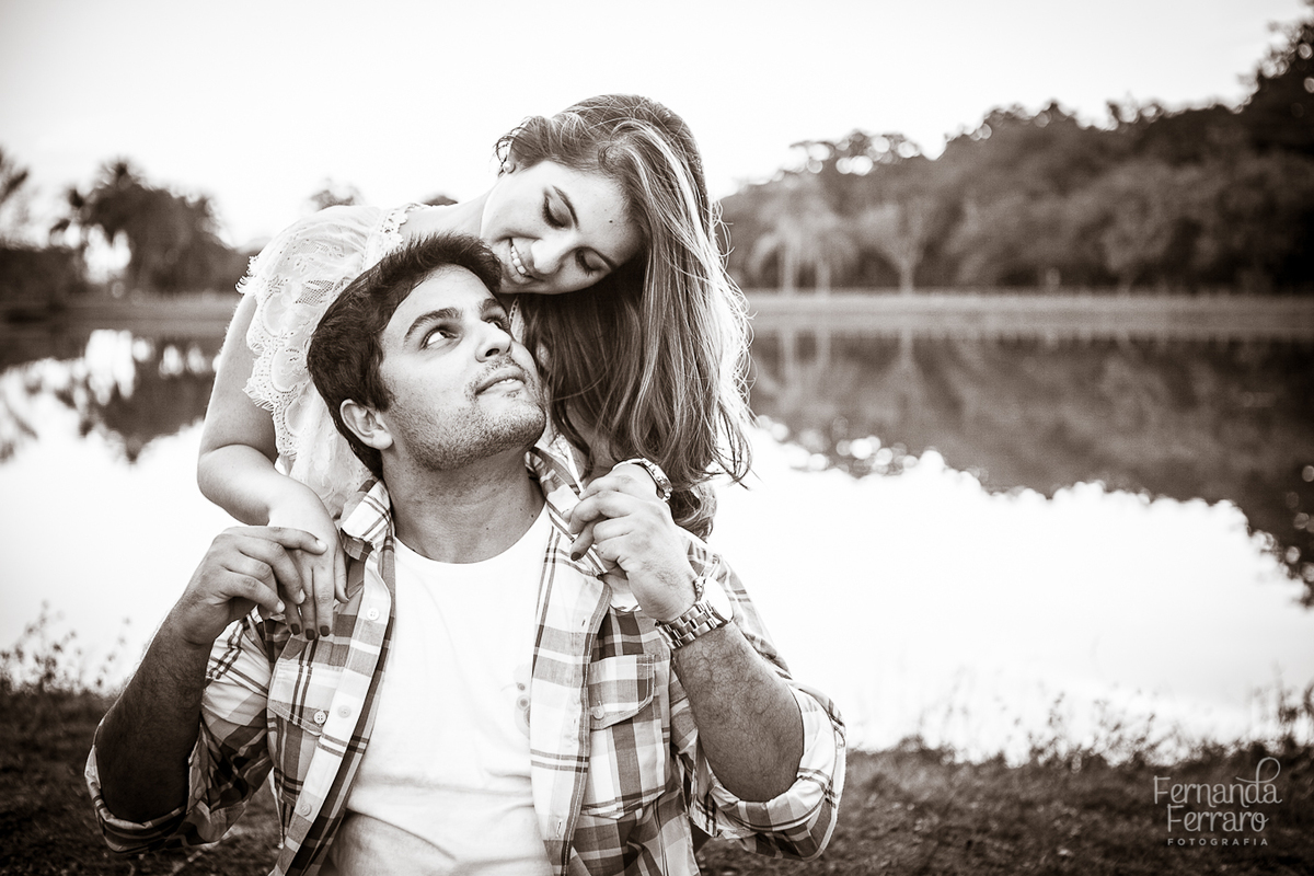 Sessão de fotos de casal, fotos pre wedding, Fotógrafo no Porto, em Portugal. Fotógrafo de casamentos no Porto, Portugal. Fotos espontaneas, fotos naturais, fotos românticas, fotografia criativa. Casal apaixonado. Fernanda Ferraro Fotografia. 
