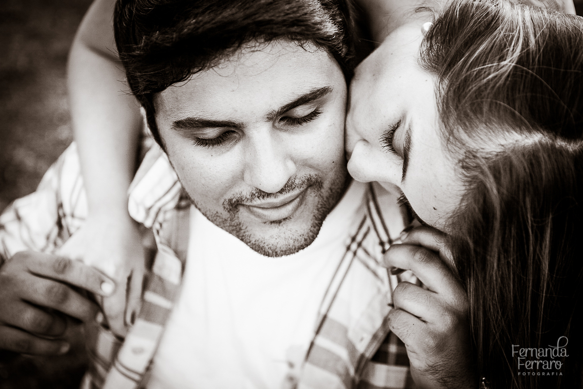 Sessão de fotos de casal, fotos pre wedding, Fotógrafo no Porto, em Portugal. Fotógrafo de casamentos no Porto, Portugal. Fotos espontaneas, fotos naturais, fotos românticas, fotografia criativa. Casal apaixonado. Fernanda Ferraro Fotografia. 