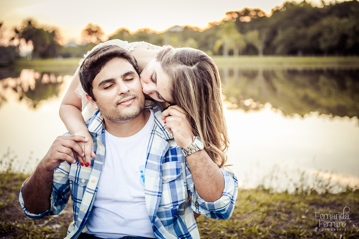 Sessão de fotos de casal, fotos pre wedding, Fotógrafo no Porto, em Portugal. Fotógrafo de casamentos no Porto, Portugal. Fotos espontaneas, fotos naturais, fotos românticas, fotografia criativa. Casal apaixonado. Fernanda Ferraro Fotografia. 