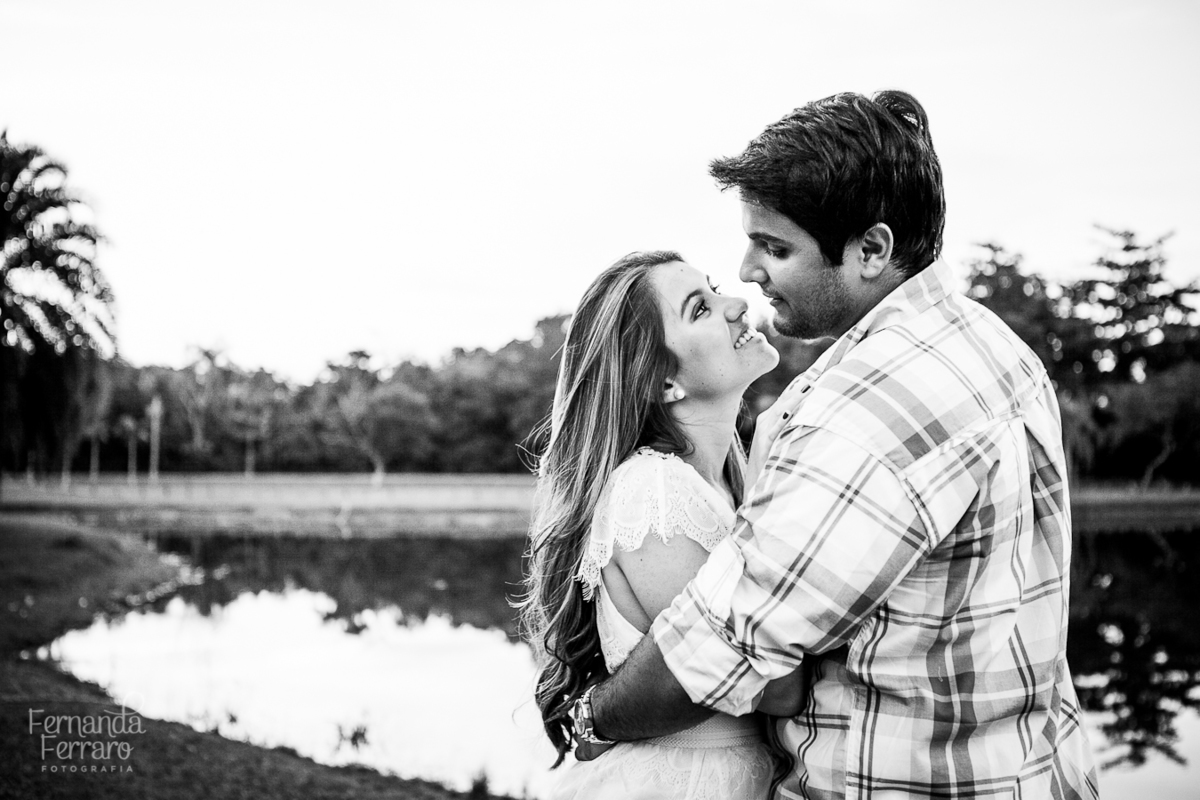 Sessão de fotos de casal, fotos pre wedding, Fotógrafo no Porto, em Portugal. Fotógrafo de casamentos no Porto, Portugal. Fotos espontaneas, fotos naturais, fotos românticas, fotografia criativa. Casal apaixonado. Fernanda Ferraro Fotografia. 