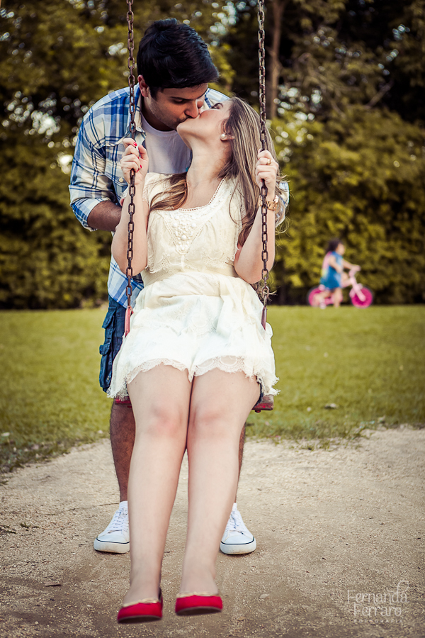 Sessão de fotos de casal, fotos pre wedding, Fotógrafo no Porto, em Portugal. Fotógrafo de casamentos no Porto, Portugal. Fotos espontaneas, fotos naturais, fotos românticas, fotografia criativa. Casal apaixonado. Fernanda Ferraro Fotografia. 