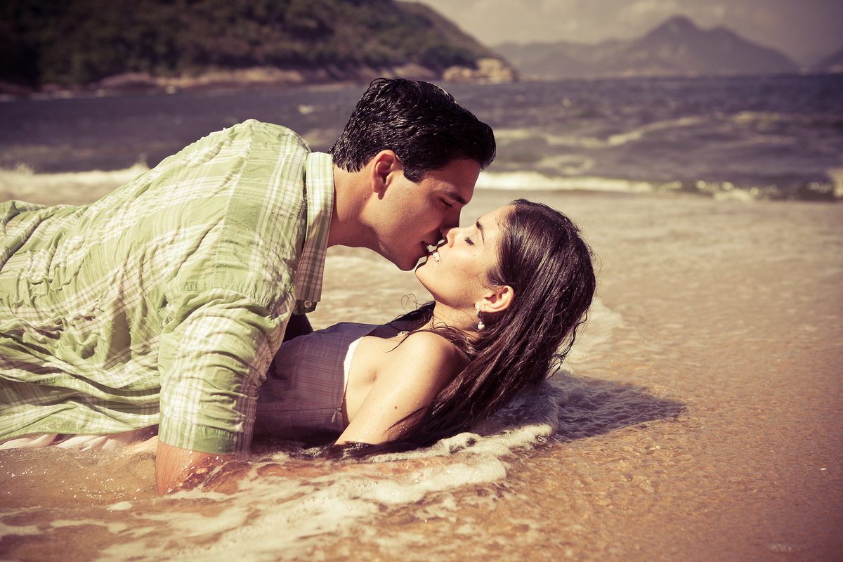 Sessão de fotos de casal, fotos pre wedding, Fotógrafo no Porto, em Portugal. Fotógrafo de casamentos no Porto, Portugal. Fotos espontaneas, fotos naturais, fotos românticas, fotografia criativa. Casal apaixonado. Fernanda Ferraro Fotografia. 