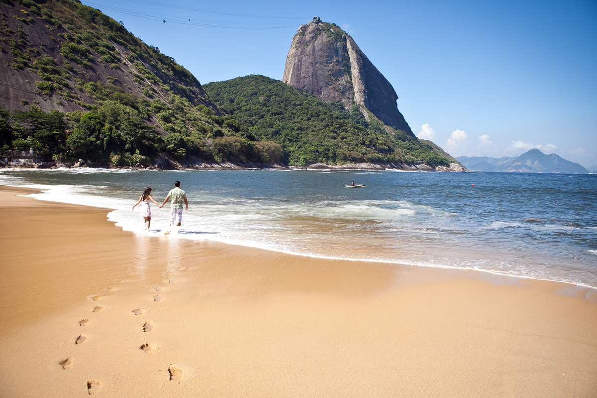 Sessão de fotos de casal, fotos pre wedding, Fotógrafo no Porto, em Portugal. Fotógrafo de casamentos no Porto, Portugal. Fotos espontaneas, fotos naturais, fotos românticas, fotografia criativa. Casal apaixonado. Fernanda Ferraro Fotografia. 