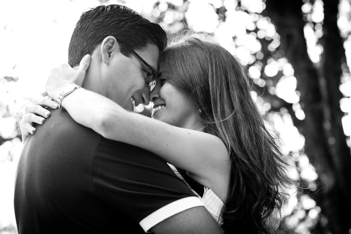 Sessão de fotos de casal, fotos pre wedding, Fotógrafo no Porto, em Portugal. Fotógrafo de casamentos no Porto, Portugal. Fotos espontaneas, fotos naturais, fotos românticas, fotografia criativa. Casal apaixonado. Fernanda Ferraro Fotografia. 