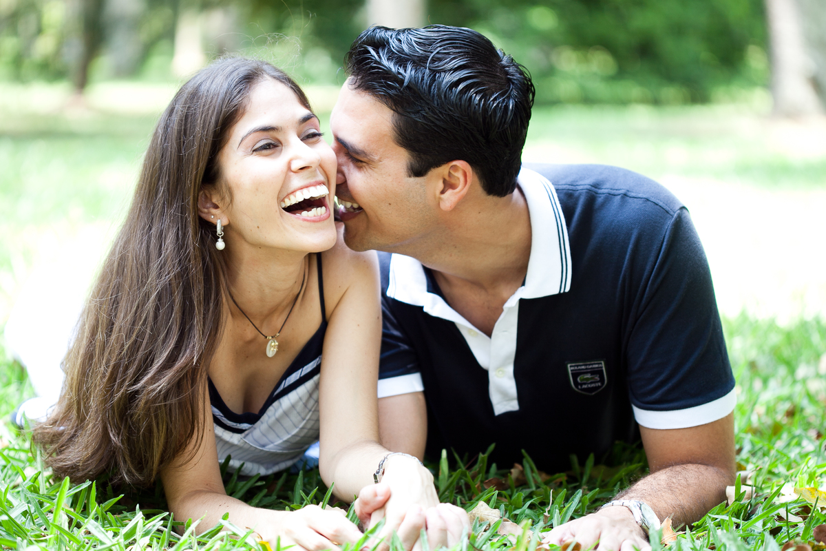 Sessão de fotos de casal, fotos pre wedding, Fotógrafo no Porto, em Portugal. Fotógrafo de casamentos no Porto, Portugal. Fotos espontaneas, fotos naturais, fotos românticas, fotografia criativa. Casal apaixonado. Fernanda Ferraro Fotografia. 