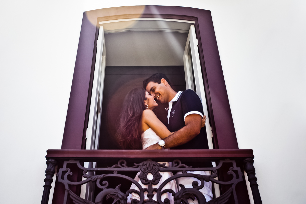 Sessão de fotos de casal, fotos pre wedding, Fotógrafo no Porto, em Portugal. Fotógrafo de casamentos no Porto, Portugal. Fotos espontaneas, fotos naturais, fotos românticas, fotografia criativa. Casal apaixonado. Fernanda Ferraro Fotografia. 