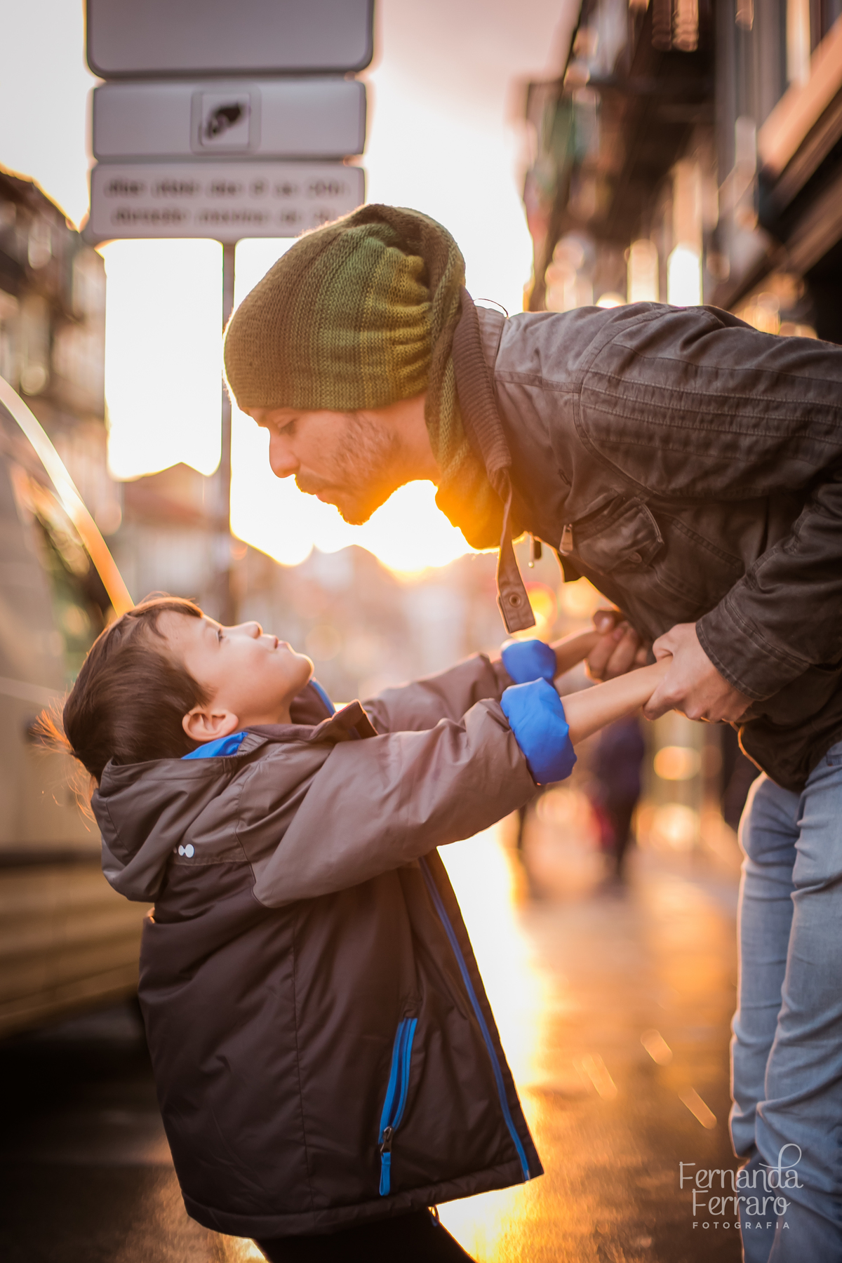 Sessão de fotos de família, fotos de casal, no Porto, em Portugal. Fotógrafo profissional no Porto, Portugal. Fotos espontaneas, fotos naturais, fotos românticas, fotografia criativa. Casal apaixonado. Fernanda Ferraro Fotografia. 