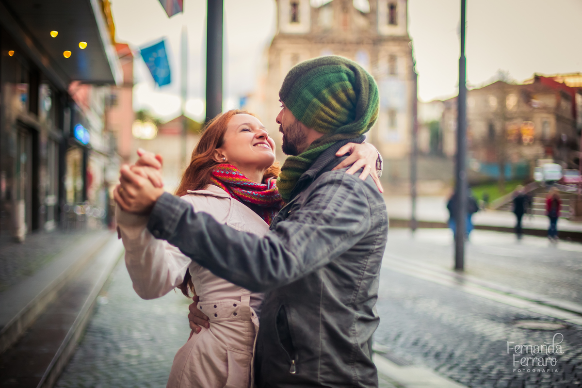 Sessão de fotos de família, fotos de casal, no Porto, em Portugal. Fotógrafo profissional no Porto, Portugal. Fotos espontaneas, fotos naturais, fotos românticas, fotografia criativa. Casal apaixonado. Fernanda Ferraro Fotografia. 