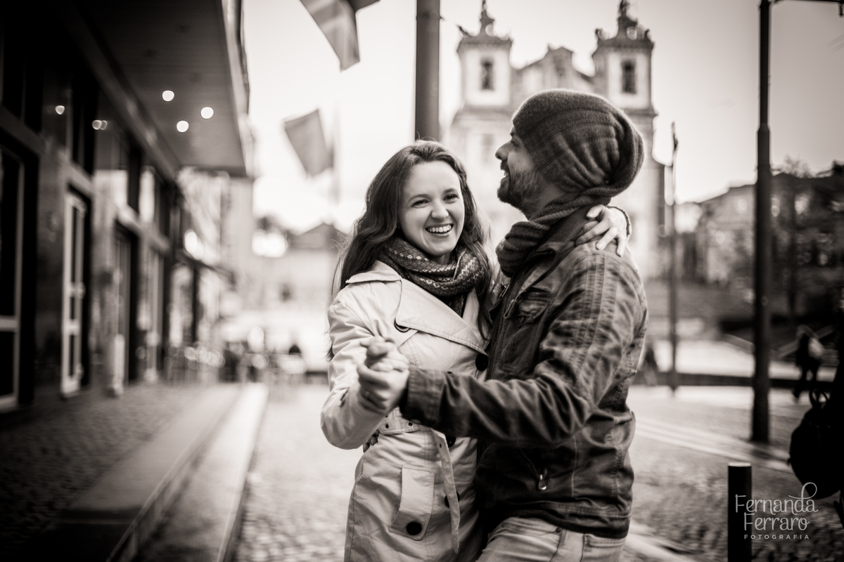 Sessão de fotos de família, fotos de casal, no Porto, em Portugal. Fotógrafo profissional no Porto, Portugal. Fotos espontaneas, fotos naturais, fotos românticas, fotografia criativa. Casal apaixonado. Fernanda Ferraro Fotografia. 