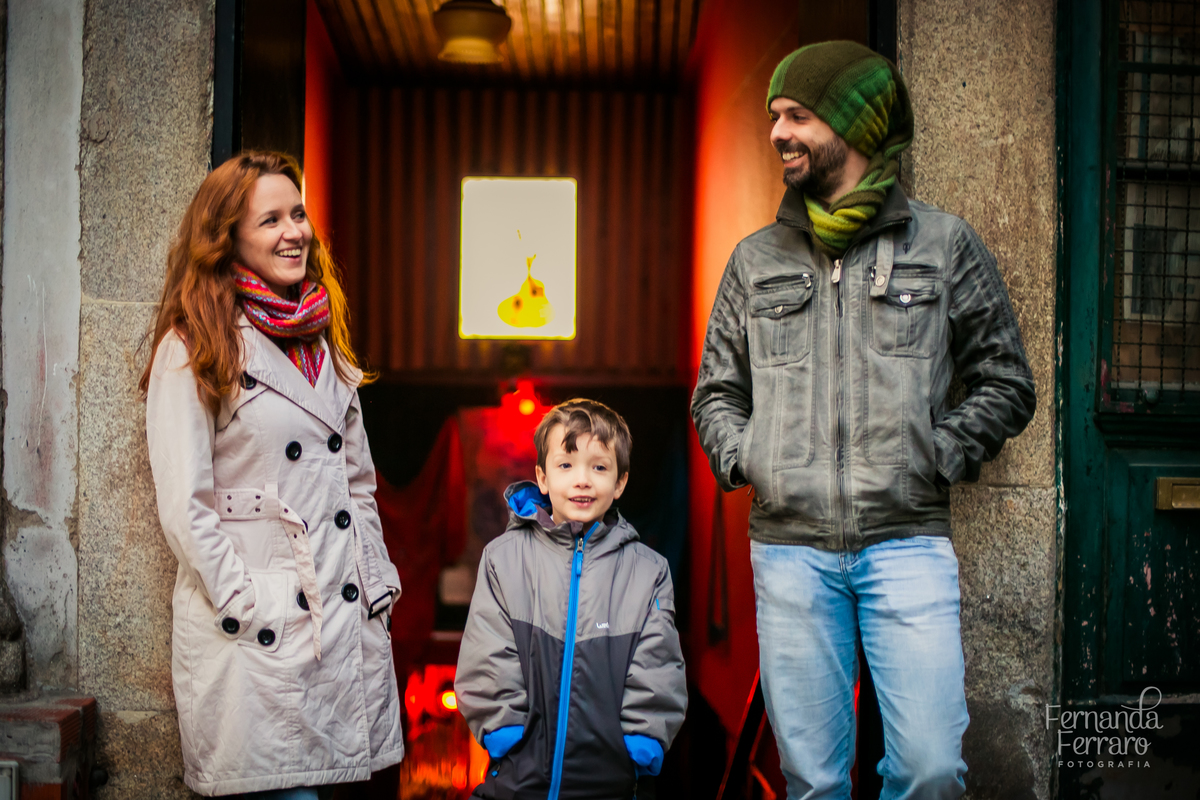 Sessão de fotos de família, fotos de casal, no Porto, em Portugal. Fotógrafo profissional no Porto, Portugal. Fotos espontaneas, fotos naturais, fotos românticas, fotografia criativa. Casal apaixonado. Fernanda Ferraro Fotografia. 