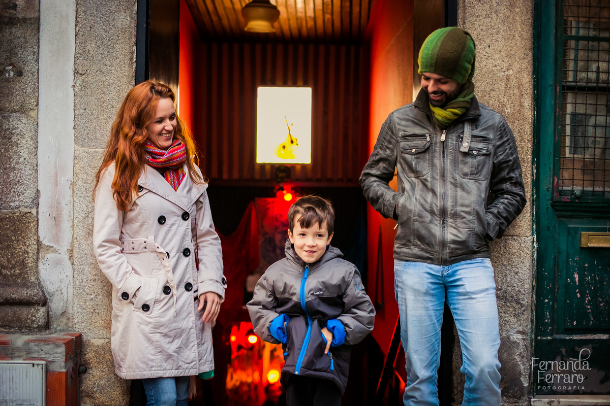 Sessão de fotos de família, fotos de casal, no Porto, em Portugal. Fotógrafo profissional no Porto, Portugal. Fotos espontaneas, fotos naturais, fotos românticas, fotografia criativa. Casal apaixonado. Fernanda Ferraro Fotografia. 