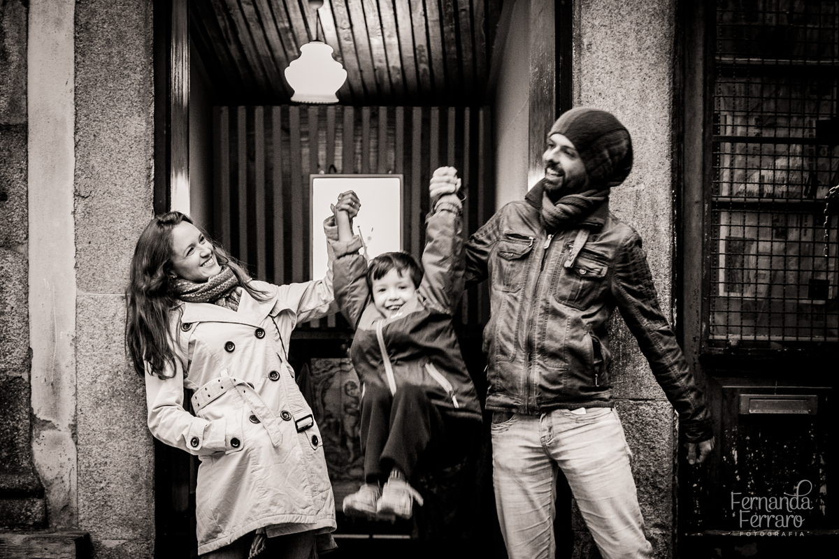 Sessão de fotos de família, fotos de casal, no Porto, em Portugal. Fotógrafo profissional no Porto, Portugal. Fotos espontaneas, fotos naturais, fotos românticas, fotografia criativa. Casal apaixonado. Fernanda Ferraro Fotografia. 
