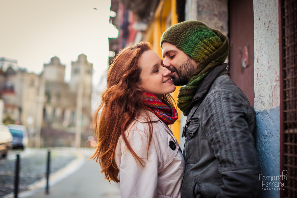 Sessão de fotos de família, fotos de casal, no Porto, em Portugal. Fotógrafo profissional no Porto, Portugal. Fotos espontaneas, fotos naturais, fotos românticas, fotografia criativa. Casal apaixonado. Fernanda Ferraro Fotografia. 