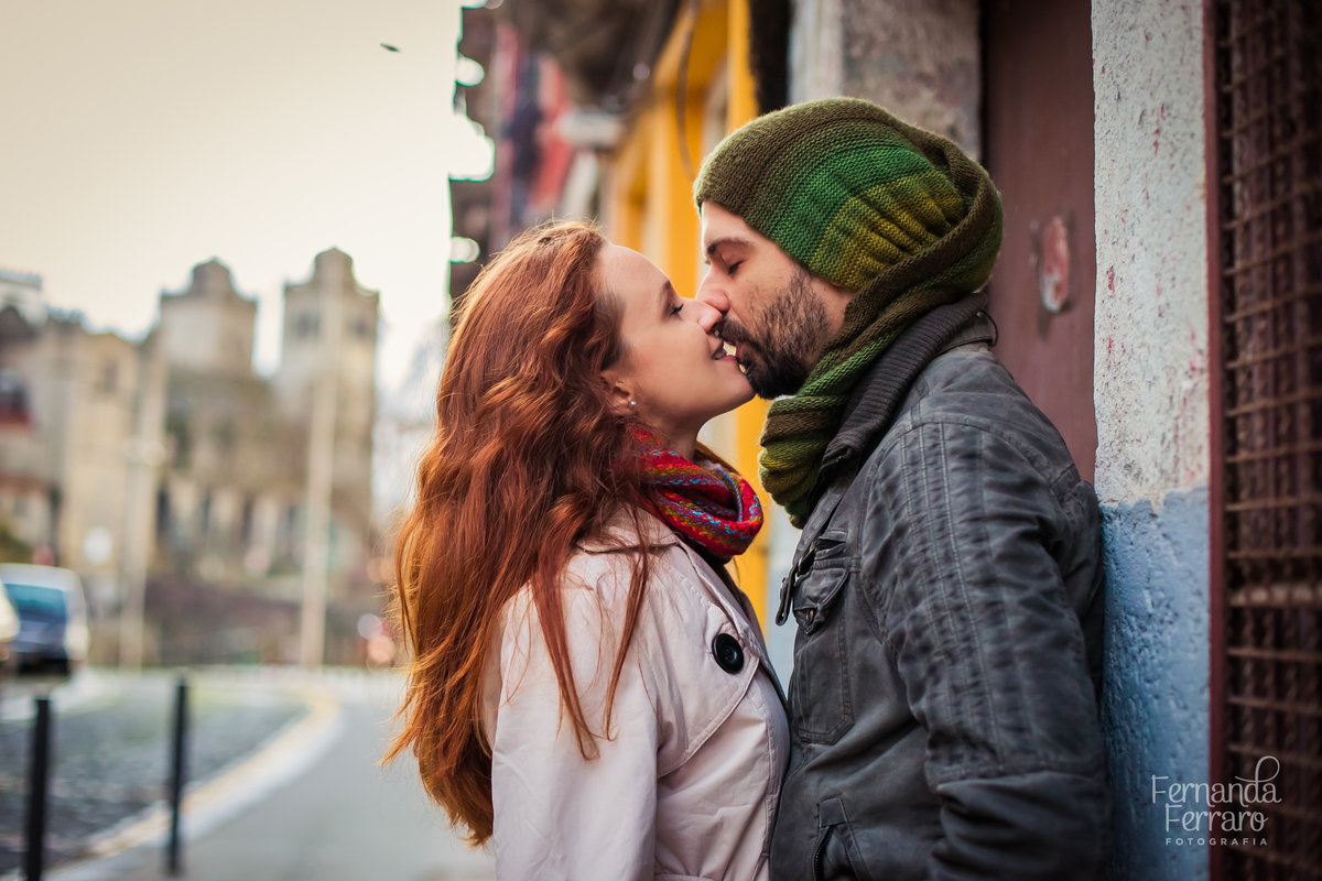 Sessão de fotos de família, fotos de casal, no Porto, em Portugal. Fotógrafo profissional no Porto, Portugal. Fotos espontaneas, fotos naturais, fotos românticas, fotografia criativa. Casal apaixonado. Fernanda Ferraro Fotografia. 