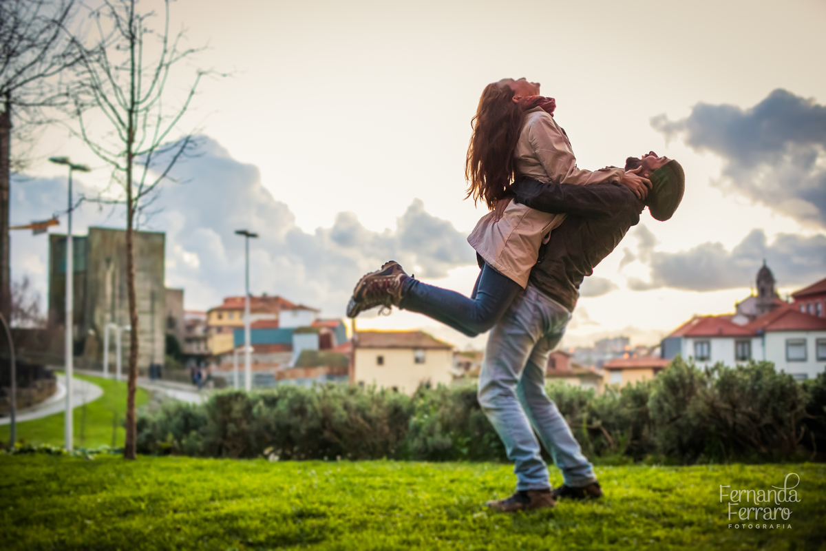 Sessão de fotos de família, fotos de casal, no Porto, em Portugal. Fotógrafo profissional no Porto, Portugal. Fotos espontaneas, fotos naturais, fotos românticas, fotografia criativa. Casal apaixonado. Fernanda Ferraro Fotografia. 