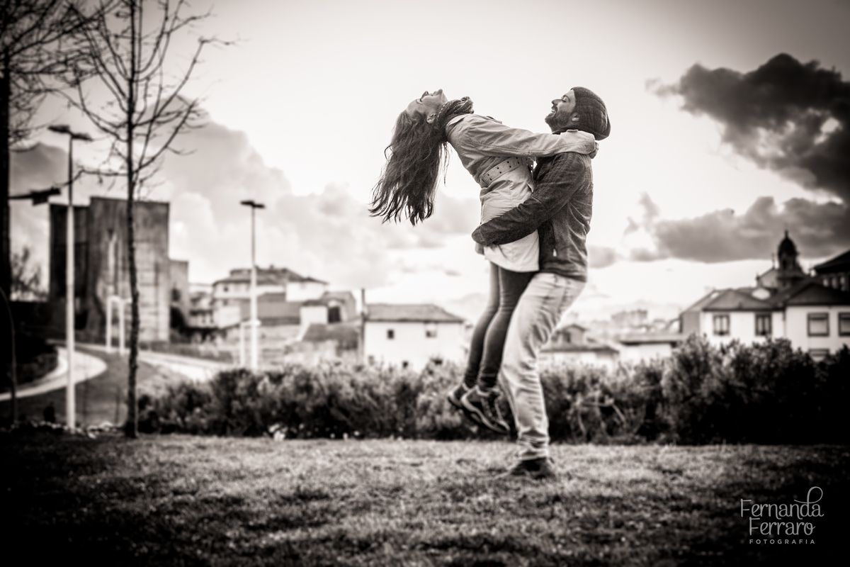 Sessão de fotos de família, fotos de casal, no Porto, em Portugal. Fotógrafo profissional no Porto, Portugal. Fotos espontaneas, fotos naturais, fotos românticas, fotografia criativa. Casal apaixonado. Fernanda Ferraro Fotografia. 