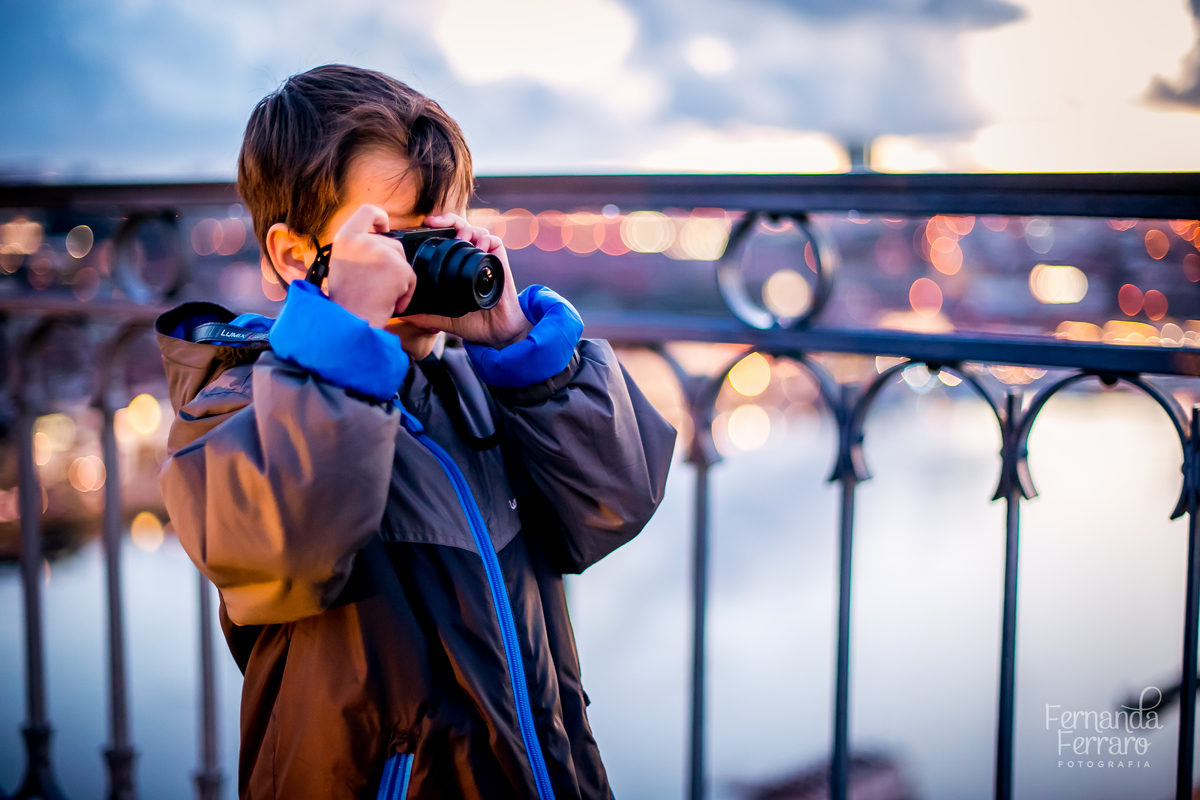 Sessão de fotos de família, fotos de casal, no Porto, em Portugal. Fotógrafo profissional no Porto, Portugal. Fotos espontaneas, fotos naturais, fotos românticas, fotografia criativa. Casal apaixonado. Fernanda Ferraro Fotografia. 