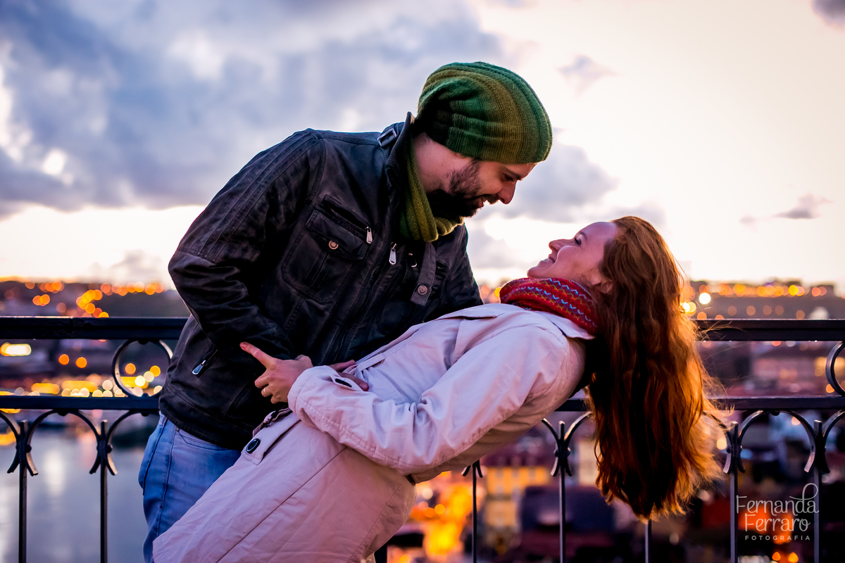 Sessão de fotos de família, fotos de casal, no Porto, em Portugal. Fotógrafo profissional no Porto, Portugal. Fotos espontaneas, fotos naturais, fotos românticas, fotografia criativa. Casal apaixonado. Fernanda Ferraro Fotografia. 