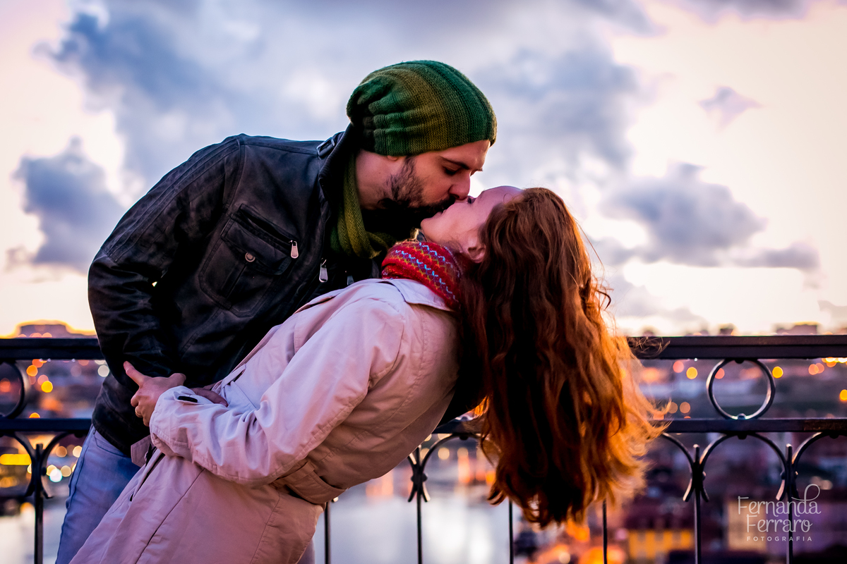 Sessão de fotos de família, fotos de casal, no Porto, em Portugal. Fotógrafo profissional no Porto, Portugal. Fotos espontaneas, fotos naturais, fotos românticas, fotografia criativa. Casal apaixonado. Fernanda Ferraro Fotografia. 
