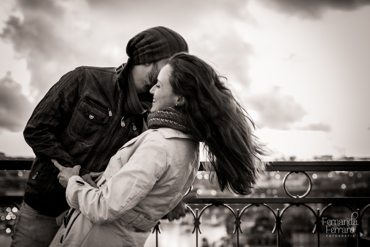 Sessão de fotos de família, fotos de casal, no Porto, em Portugal. Fotógrafo profissional no Porto, Portugal. Fotos espontaneas, fotos naturais, fotos românticas, fotografia criativa. Casal apaixonado. Fernanda Ferraro Fotografia. 