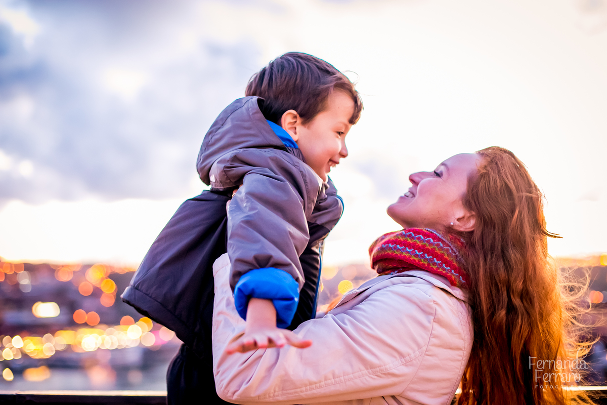 Sessão de fotos de família, fotos de casal, no Porto, em Portugal. Fotógrafo profissional no Porto, Portugal. Fotos espontaneas, fotos naturais, fotos românticas, fotografia criativa. Casal apaixonado. Fernanda Ferraro Fotografia. 
