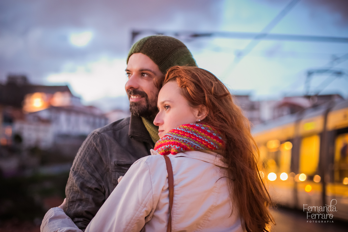 Sessão de fotos de família, fotos de casal, no Porto, em Portugal. Fotógrafo profissional no Porto, Portugal. Fotos espontaneas, fotos naturais, fotos românticas, fotografia criativa. Casal apaixonado. Fernanda Ferraro Fotografia. 