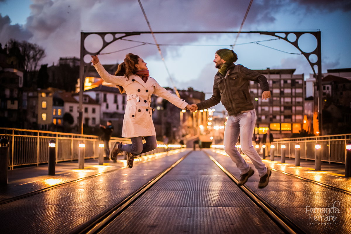 Sessão de fotos de família, fotos de casal, no Porto, em Portugal. Fotógrafo profissional no Porto, Portugal. Fotos espontaneas, fotos naturais, fotos românticas, fotografia criativa. Casal apaixonado. Fernanda Ferraro Fotografia. 