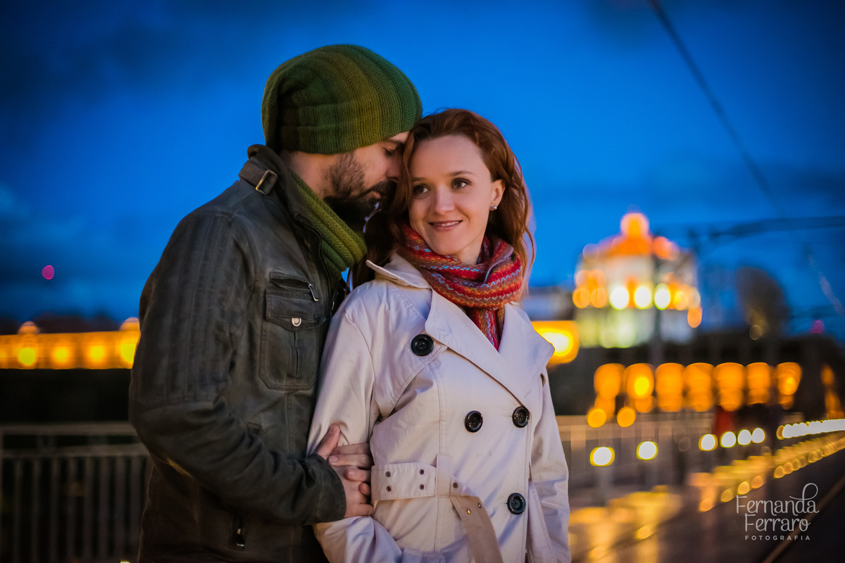 Sessão de fotos de família, fotos de casal, no Porto, em Portugal. Fotógrafo profissional no Porto, Portugal. Fotos espontaneas, fotos naturais, fotos românticas, fotografia criativa. Casal apaixonado. Fernanda Ferraro Fotografia. 
