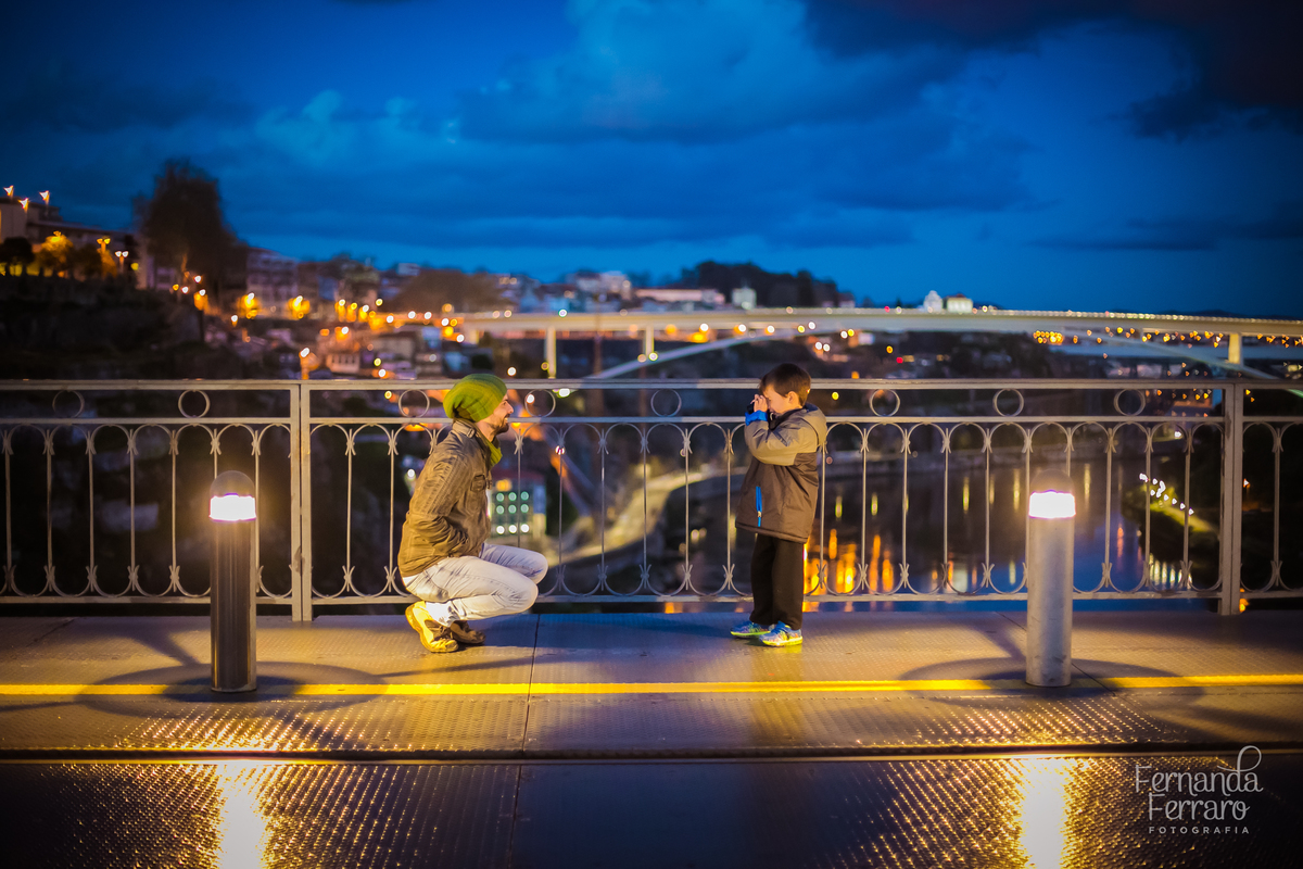 Sessão de fotos de família, fotos de casal, no Porto, em Portugal. Fotógrafo profissional no Porto, Portugal. Fotos espontaneas, fotos naturais, fotos românticas, fotografia criativa. Casal apaixonado. Fernanda Ferraro Fotografia. 