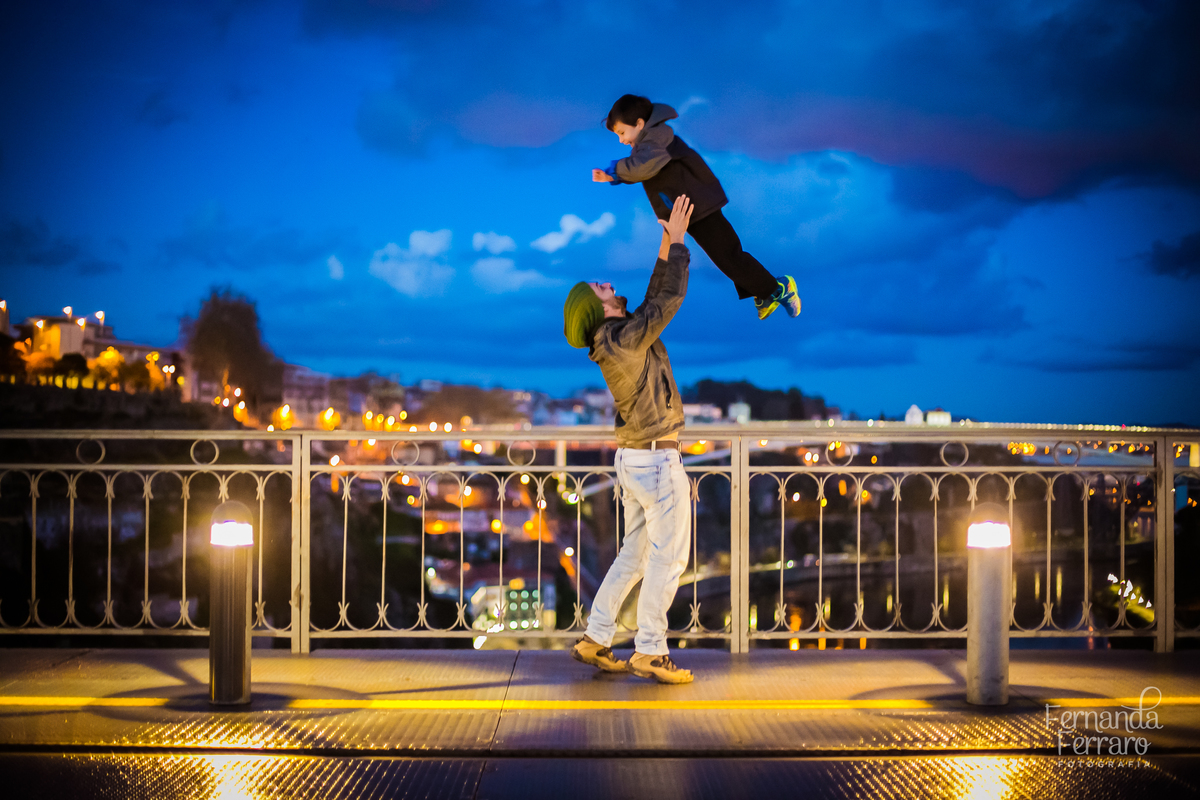 Sessão de fotos de família, fotos de casal, no Porto, em Portugal. Fotógrafo profissional no Porto, Portugal. Fotos espontaneas, fotos naturais, fotos românticas, fotografia criativa. Casal apaixonado. Fernanda Ferraro Fotografia. 