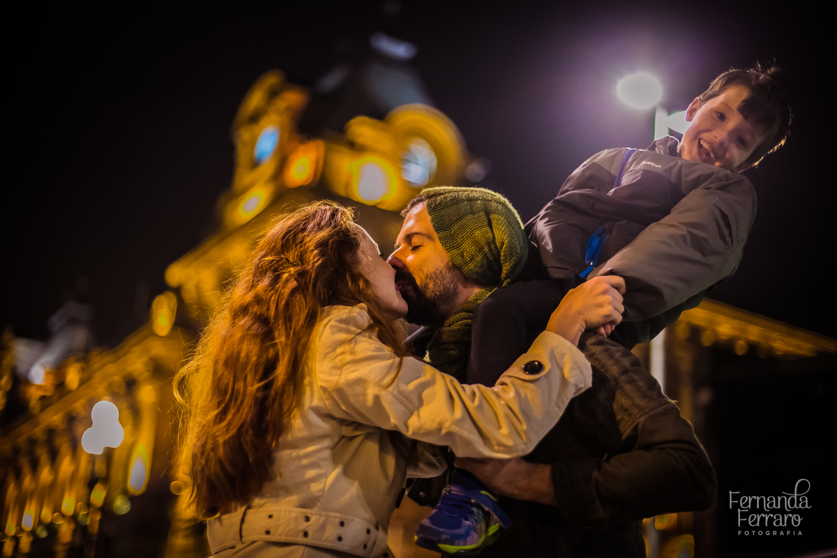Sessão de fotos de família, fotos de casal, no Porto, em Portugal. Fotógrafo profissional no Porto, Portugal. Fotos espontaneas, fotos naturais, fotos românticas, fotografia criativa. Casal apaixonado. Fernanda Ferraro Fotografia. 