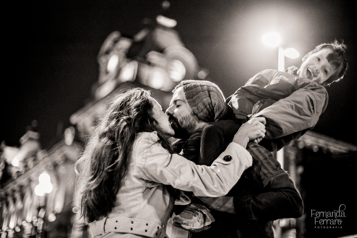 Sessão de fotos de família, fotos de casal, no Porto, em Portugal. Fotógrafo profissional no Porto, Portugal. Fotos espontaneas, fotos naturais, fotos românticas, fotografia criativa. Casal apaixonado. Fernanda Ferraro Fotografia. 