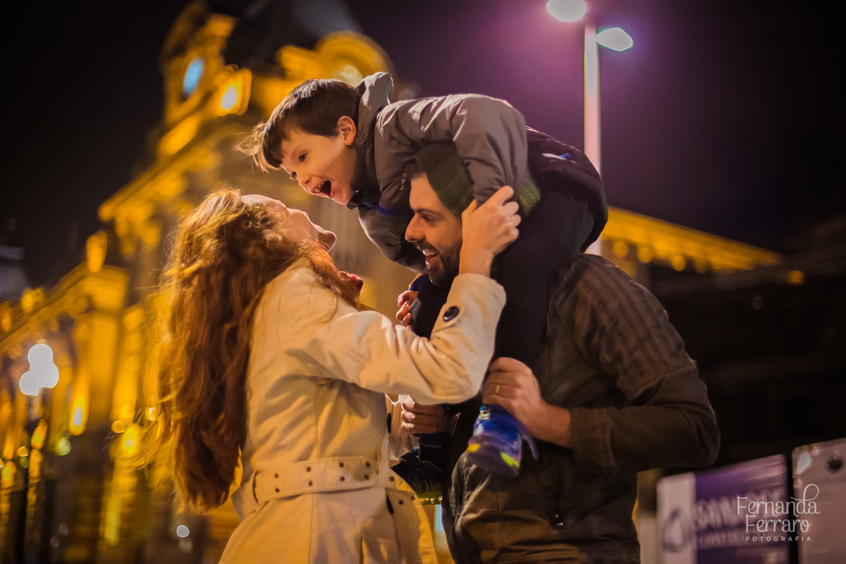 Sessão de fotos de família, fotos de casal, no Porto, em Portugal. Fotógrafo profissional no Porto, Portugal. Fotos espontaneas, fotos naturais, fotos românticas, fotografia criativa. Casal apaixonado. Fernanda Ferraro Fotografia. 