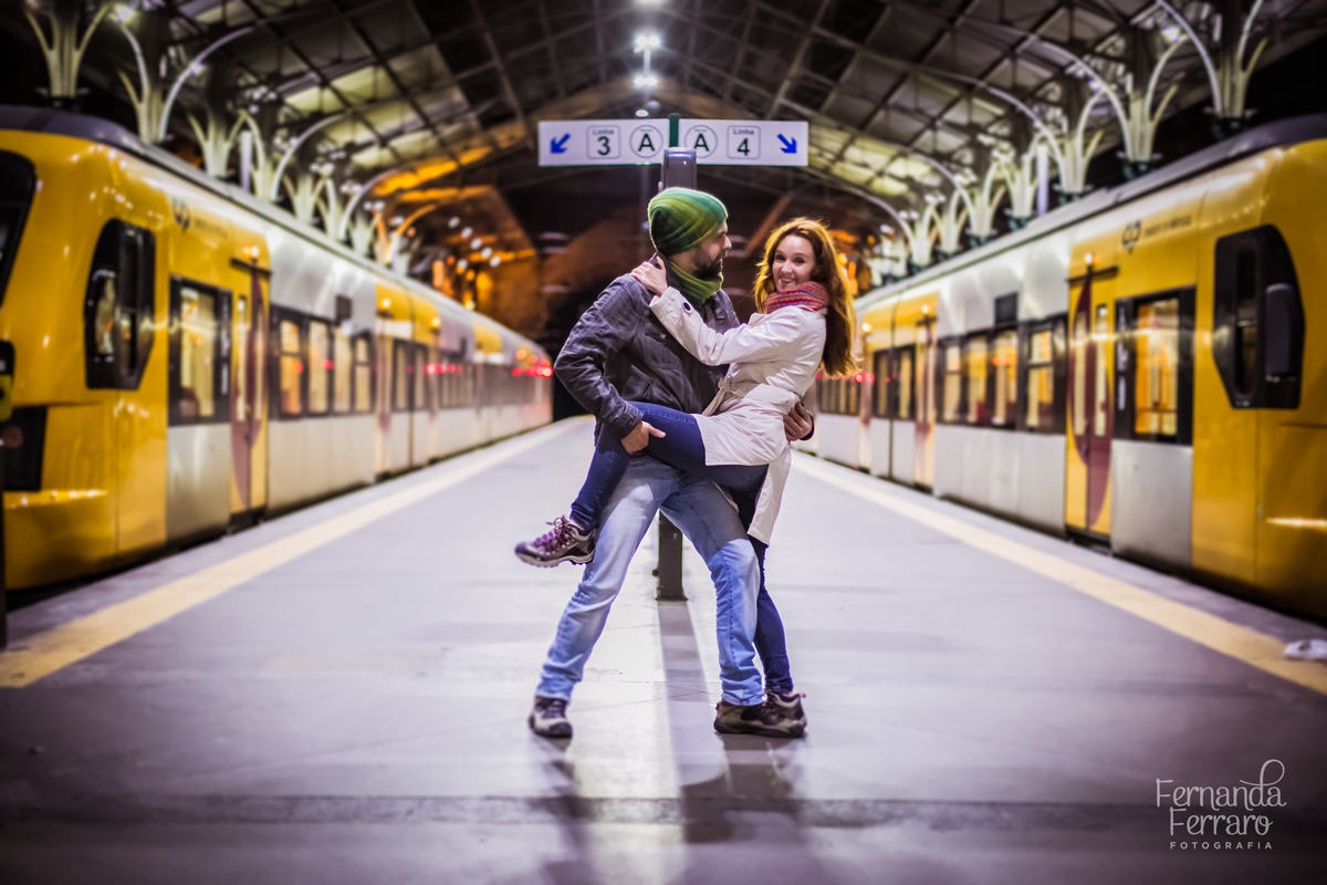 Sessão de fotos de família, fotos de casal, no Porto, em Portugal. Fotógrafo profissional no Porto, Portugal. Fotos espontaneas, fotos naturais, fotos românticas, fotografia criativa. Casal apaixonado. Fernanda Ferraro Fotografia. 