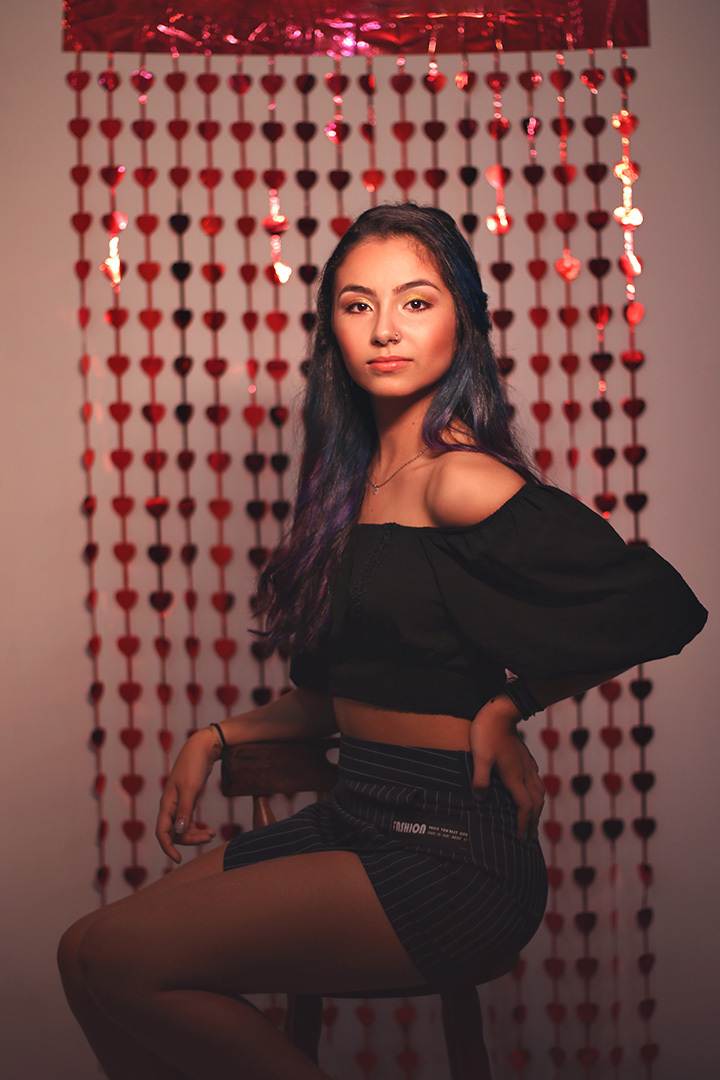 Ensaio estilo rainha de copas, com corações ao fundo